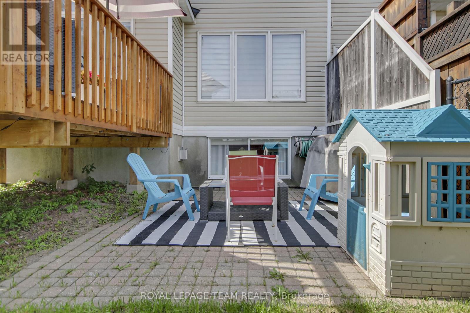 2001 Dunollie Crescent