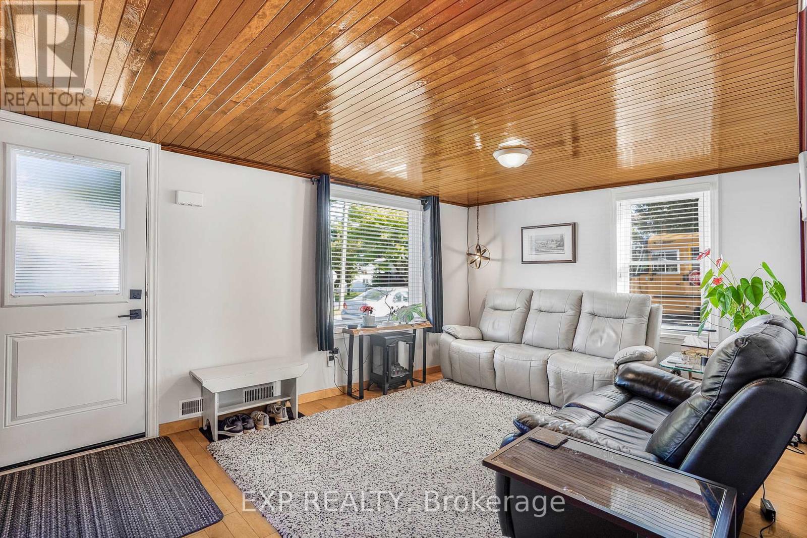 26 Alexander Street W