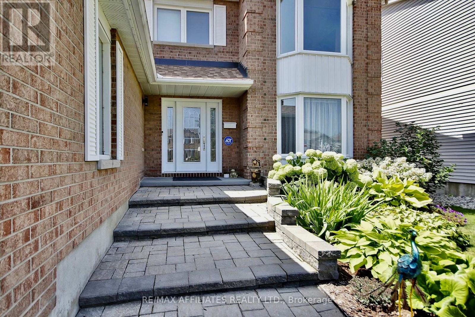 560 Falwyn Crescent