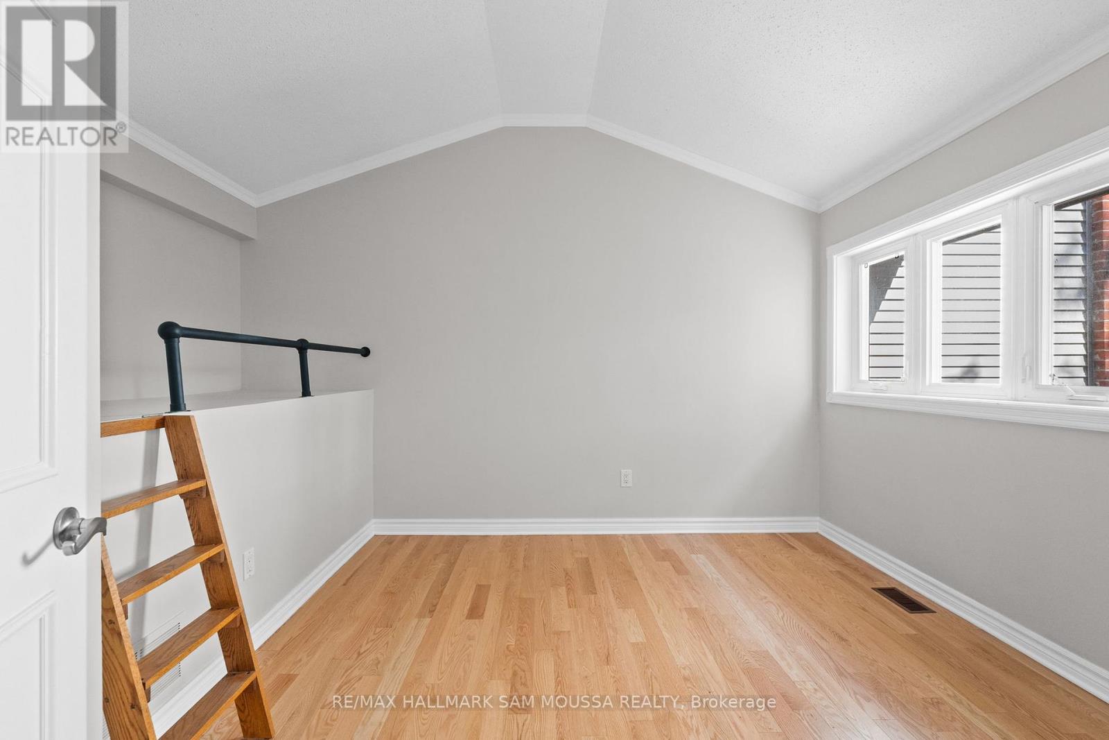 4 - 60 Greenfield Avenue