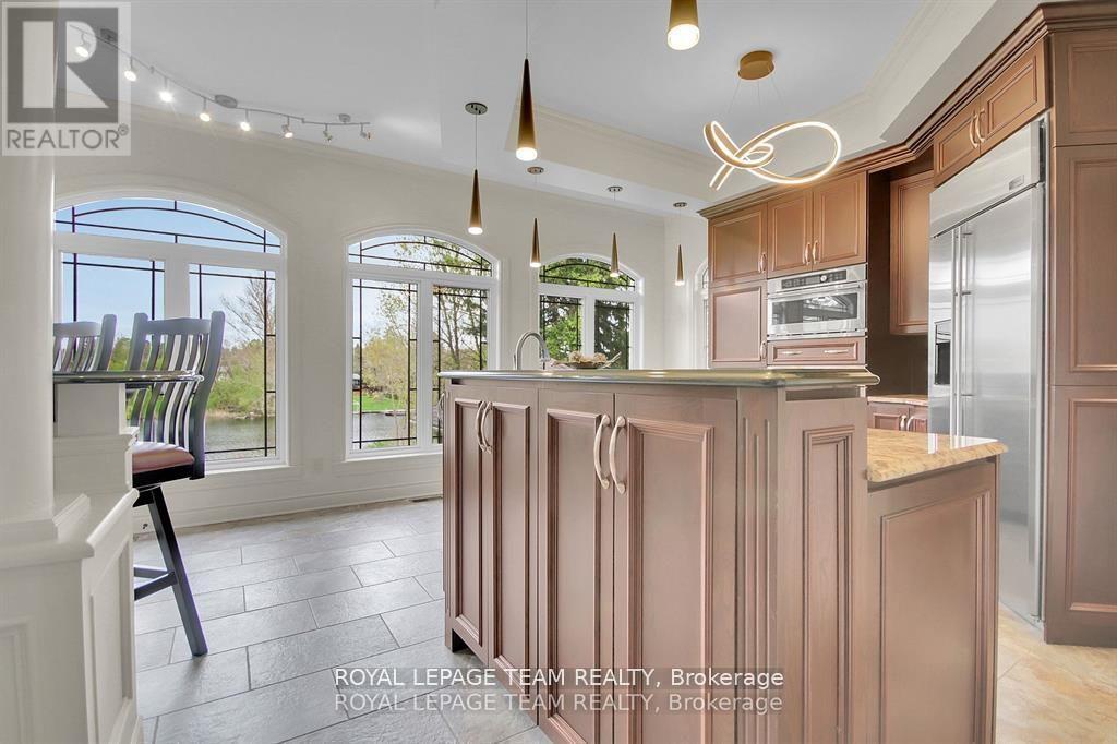 5591 Manotick Main Street