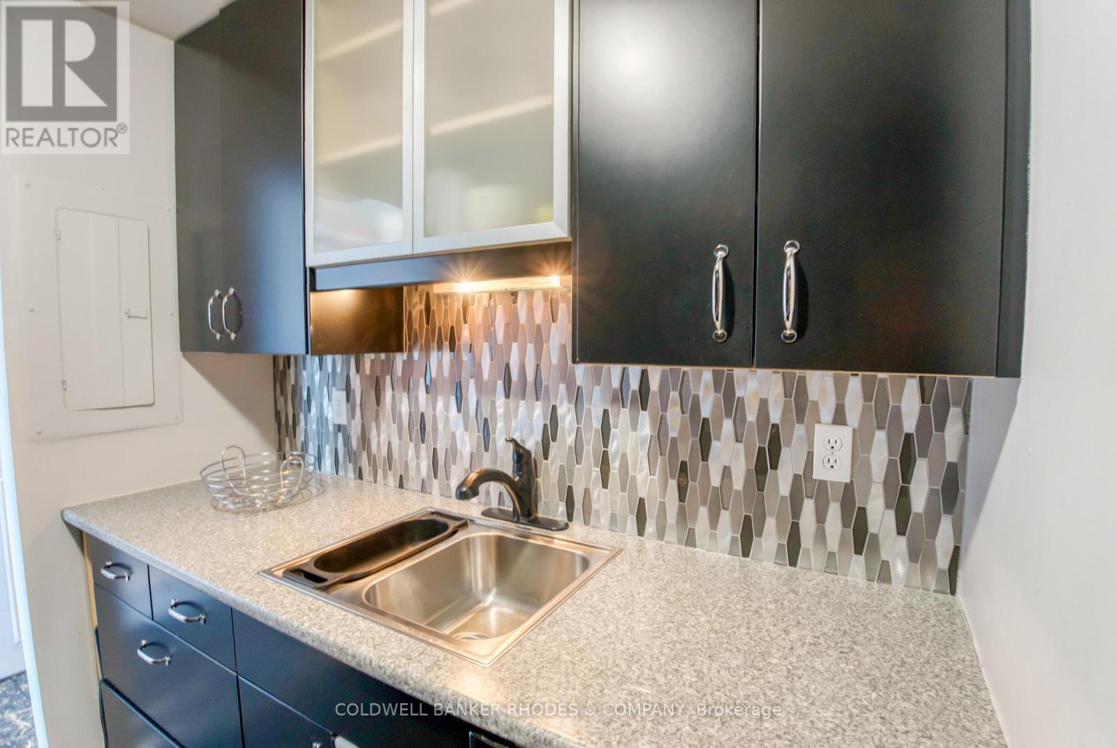 1105 - 556 Laurier Avenue W