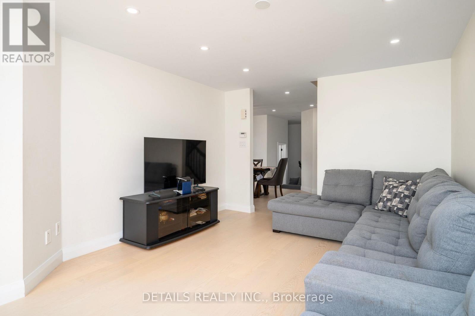 732 Carmella Crescent