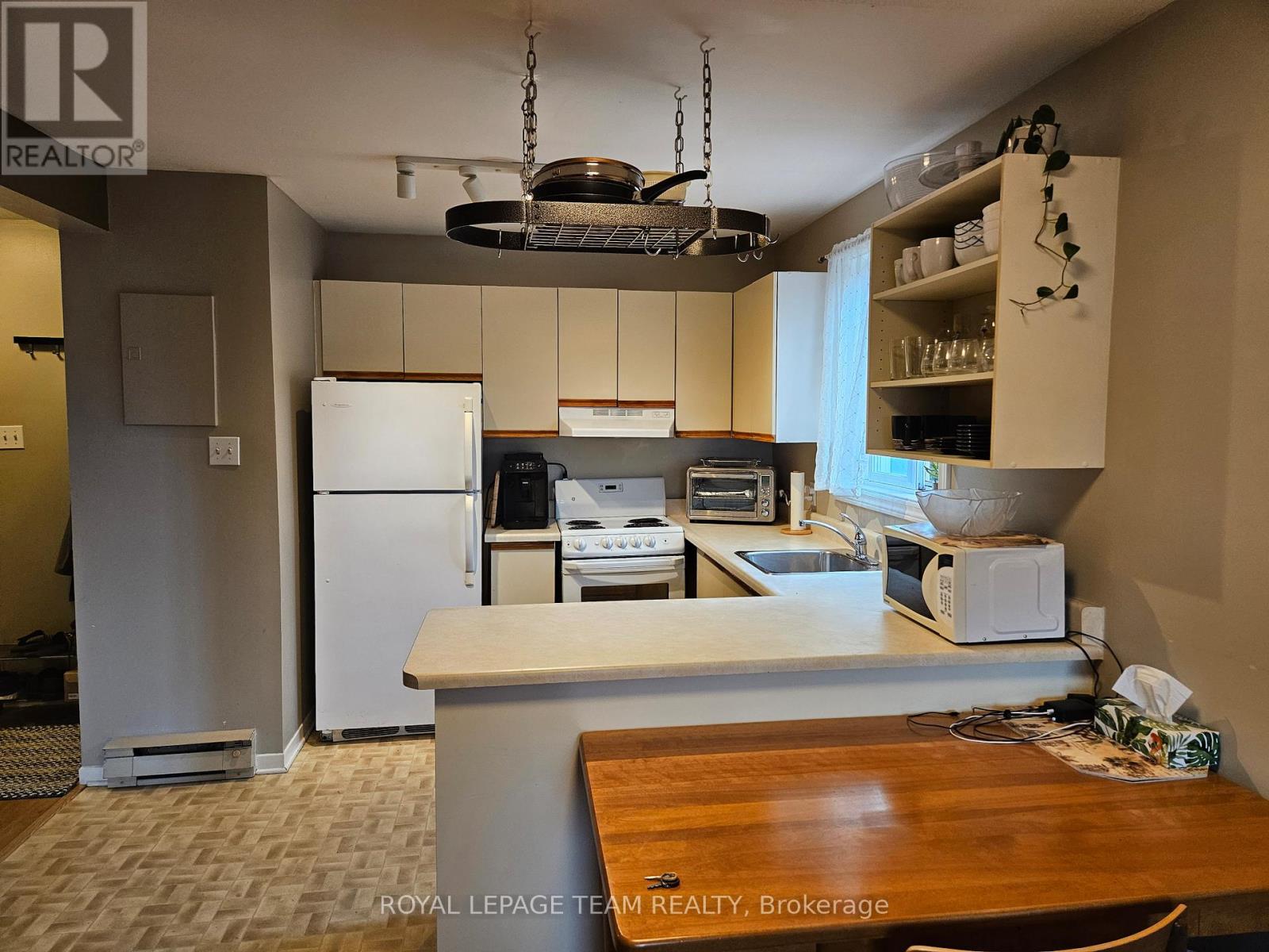 5 - 522 Riverdale Avenue N