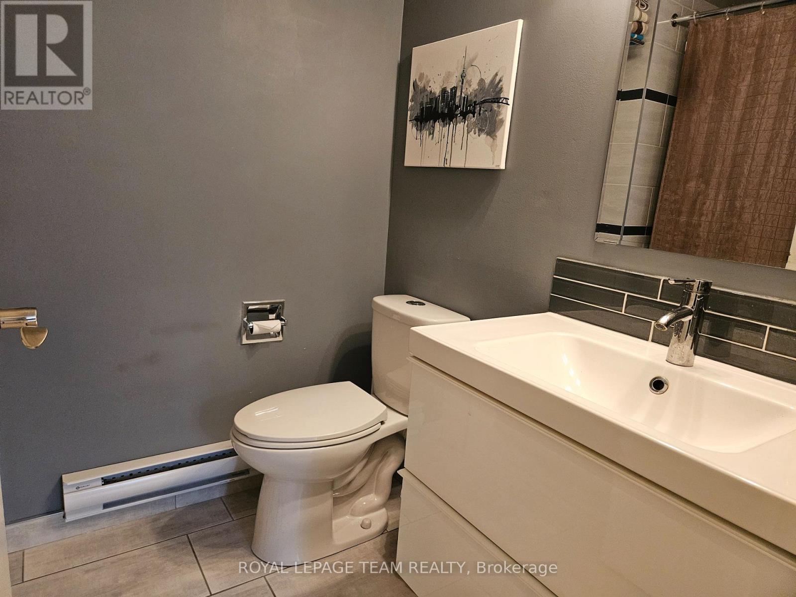 5 - 522 Riverdale Avenue N