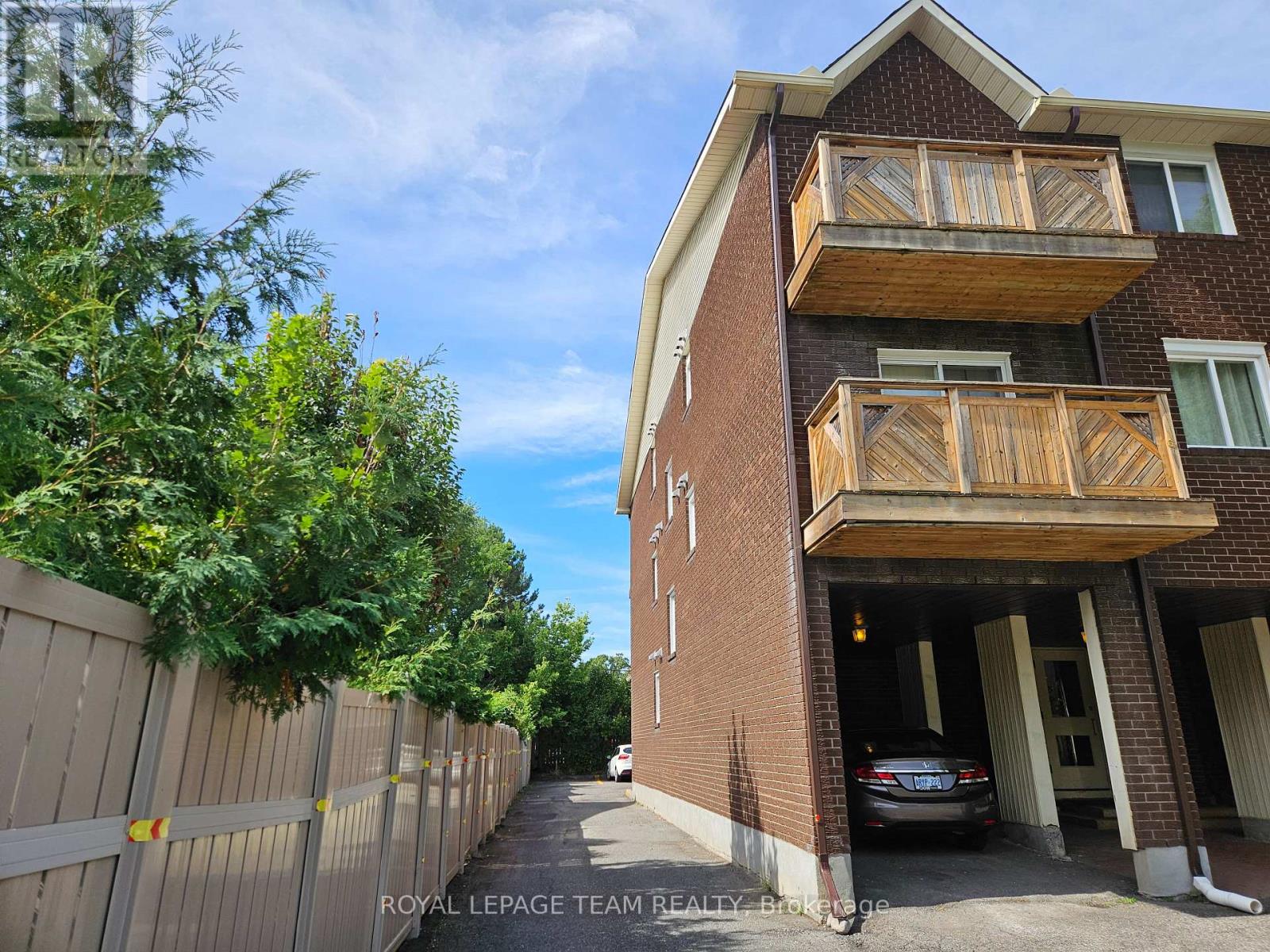 5 - 522 Riverdale Avenue N