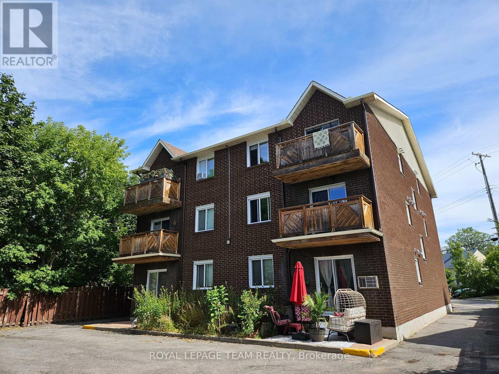 5 - 522 Riverdale Avenue N