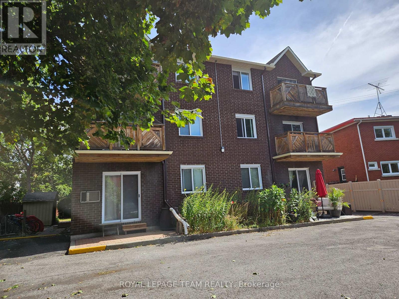 5 - 522 Riverdale Avenue N