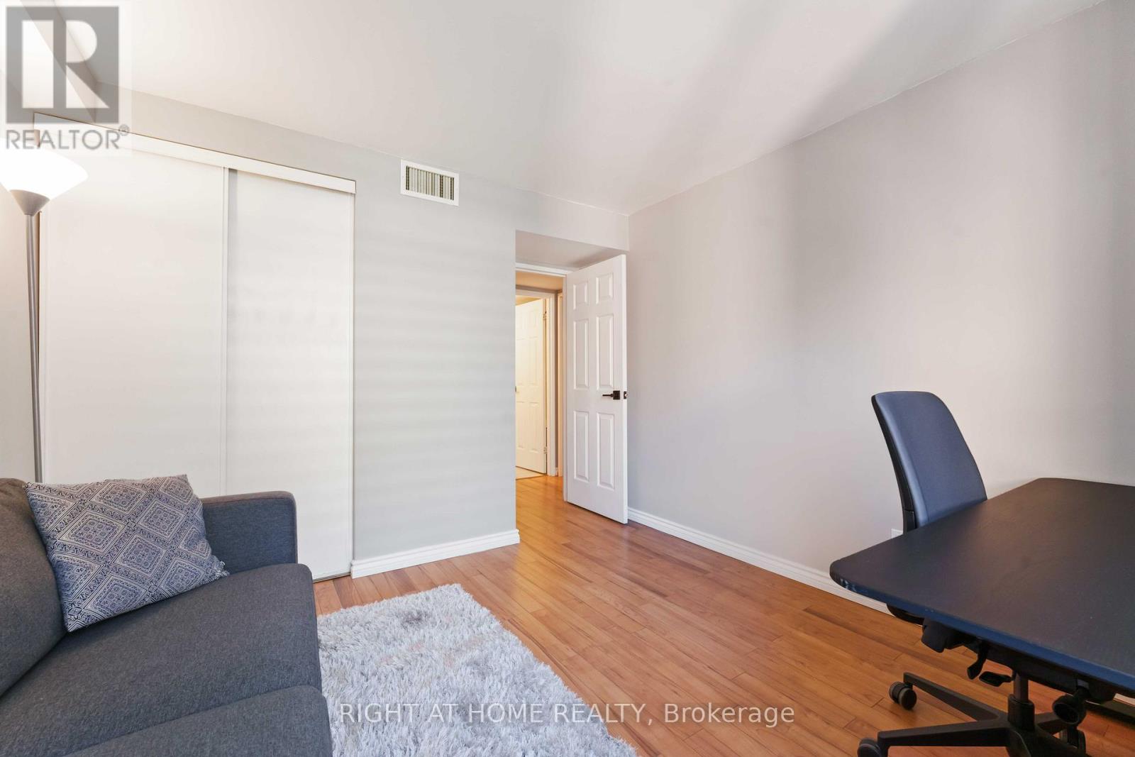 801 - 470 Laurier Avenue W
