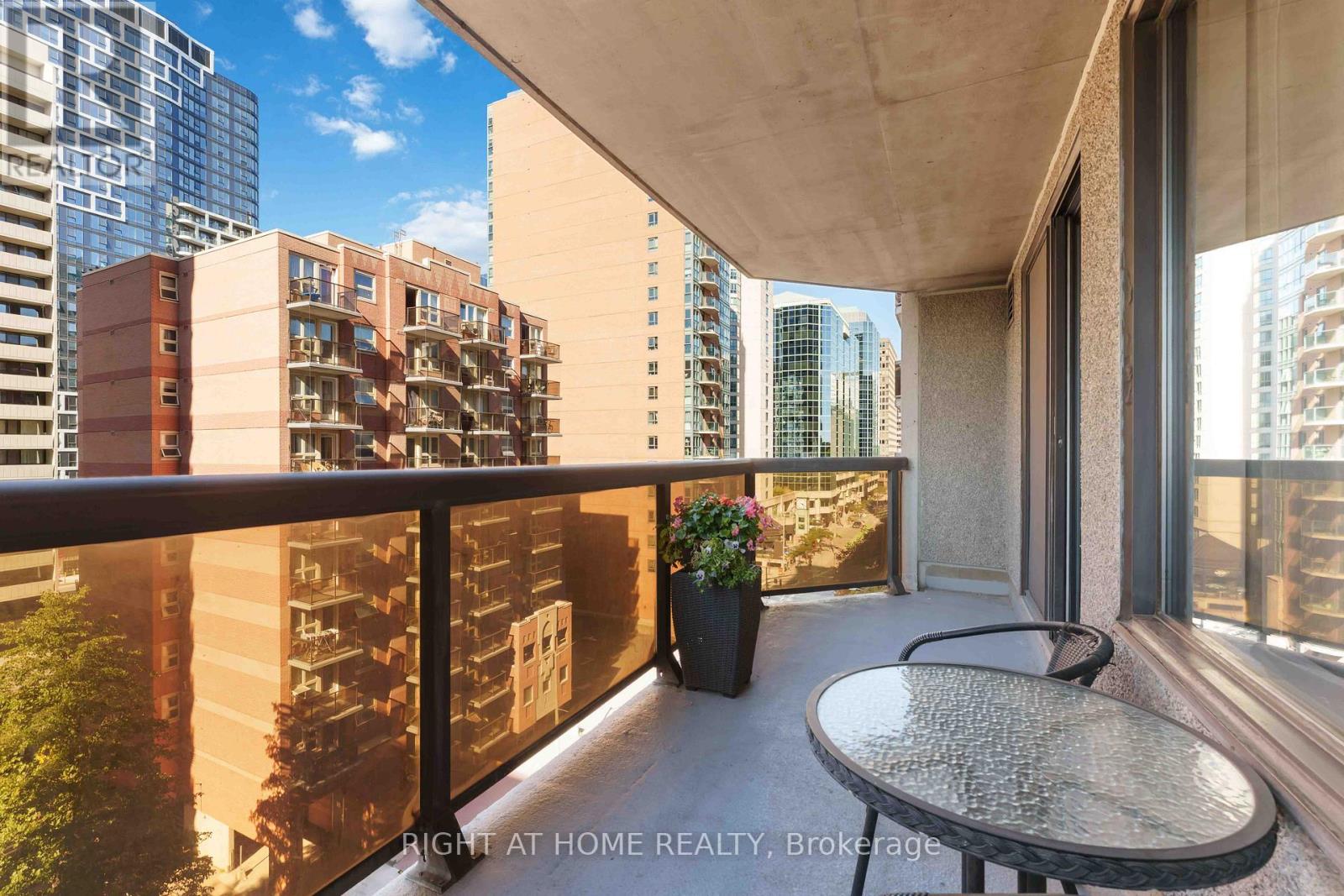 801 - 470 Laurier Avenue W