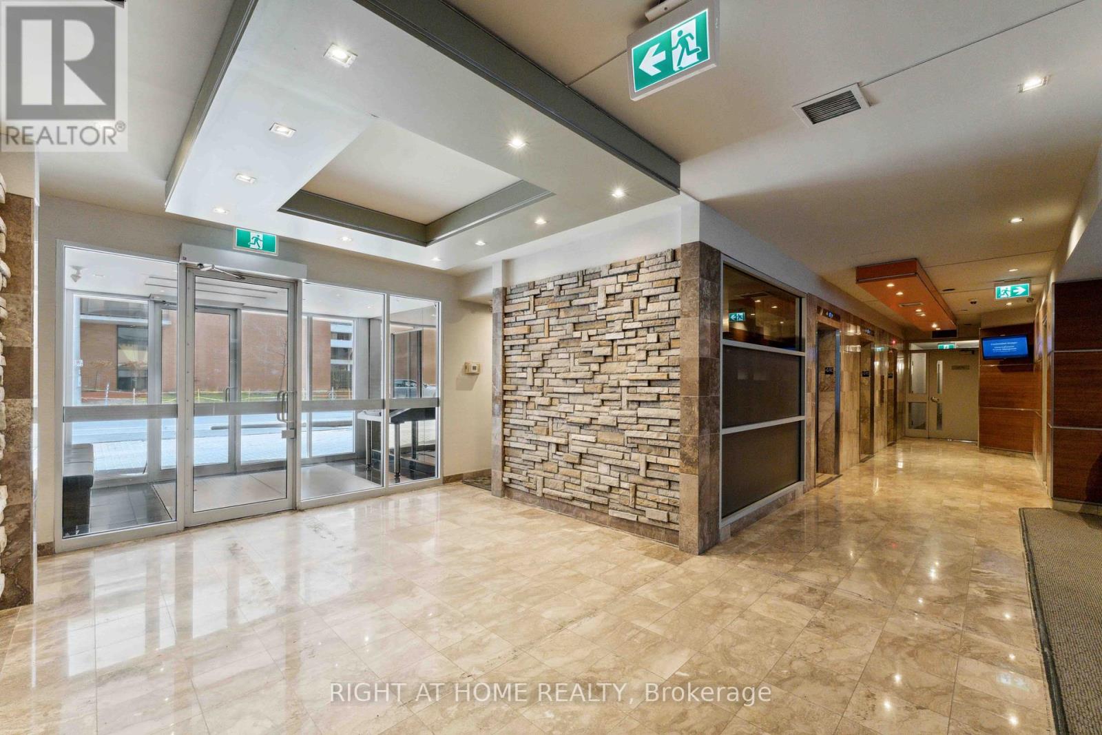 801 - 470 Laurier Avenue W
