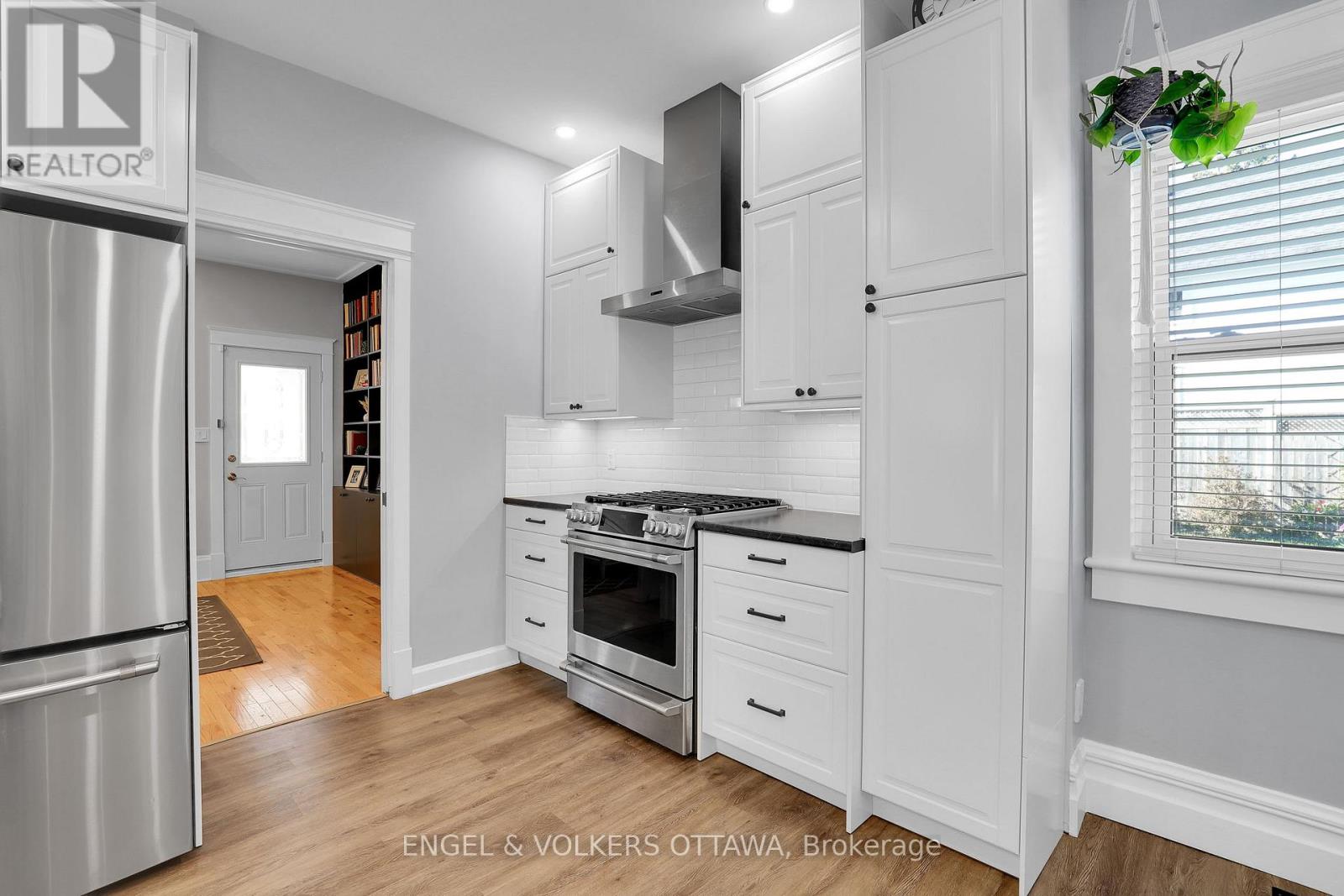 10 Ida Street S