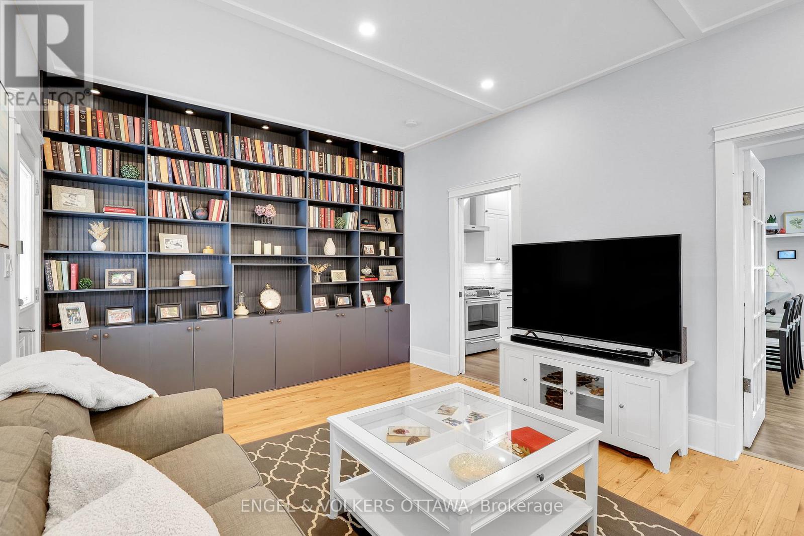 10 Ida Street S