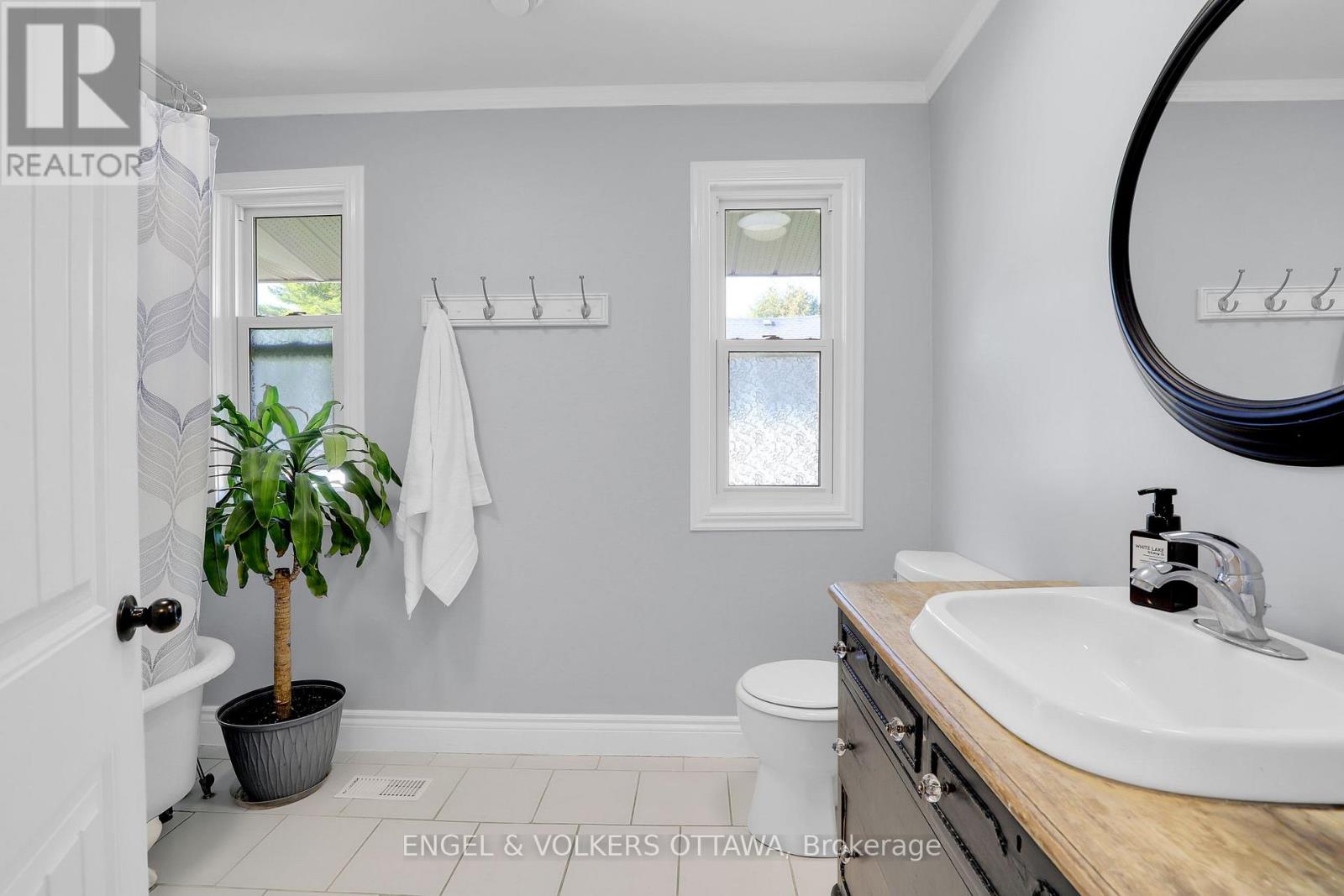 10 Ida Street S