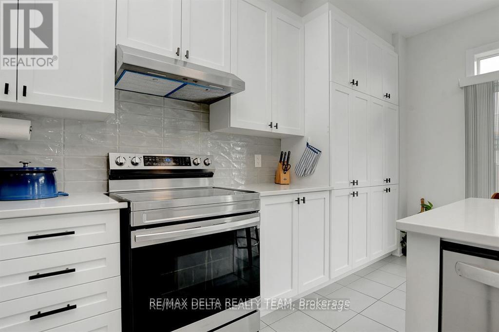370 Aquaview Drive