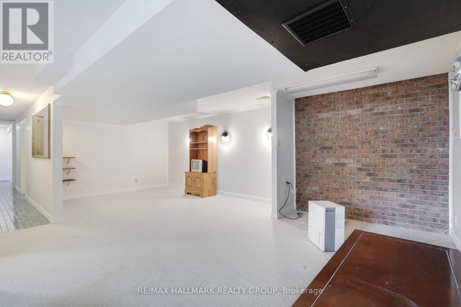 5758 Third Line Road N