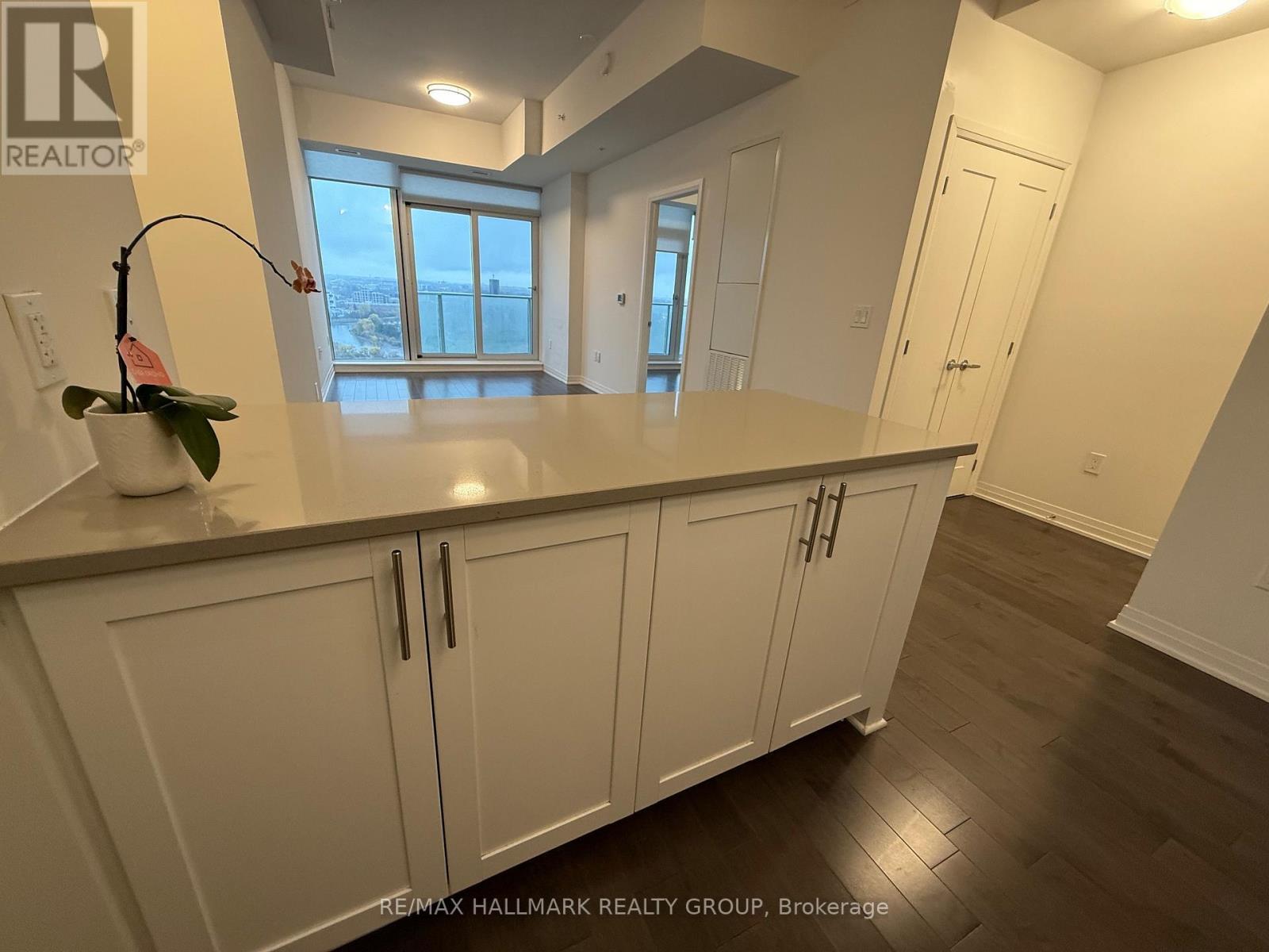 2406 - 805 Carling Avenue