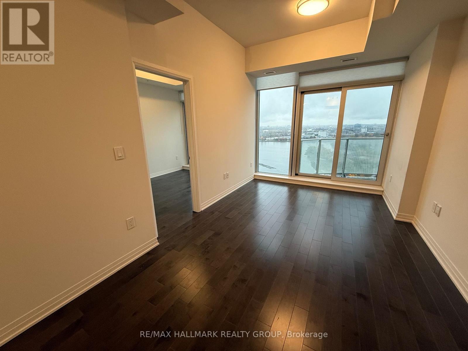 2406 - 805 Carling Avenue