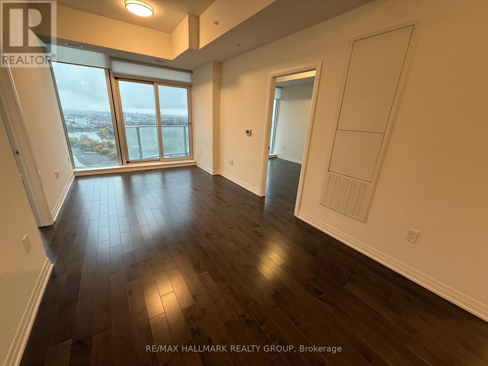 2406 - 805 Carling Avenue