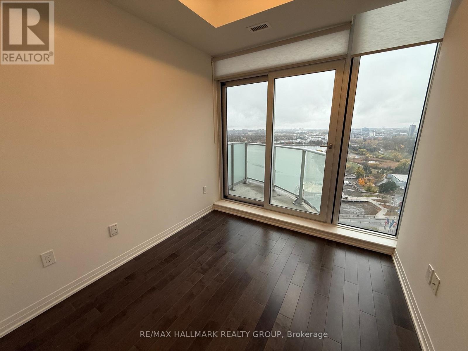 2406 - 805 Carling Avenue