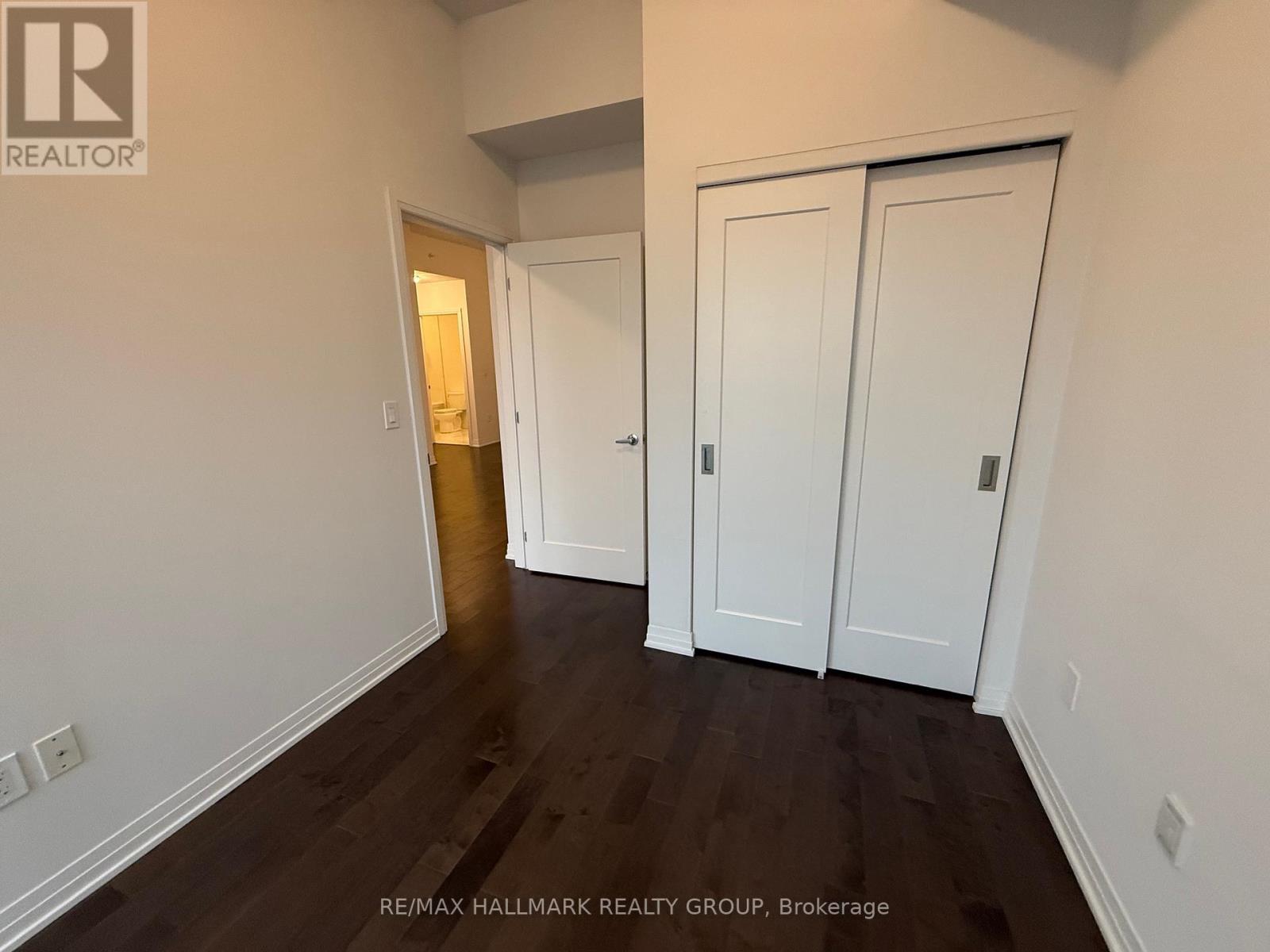 2406 - 805 Carling Avenue