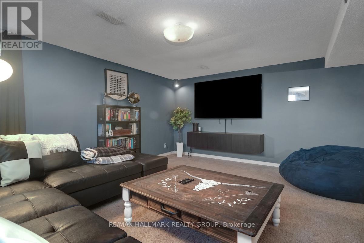 20 Hilltop Crescent S