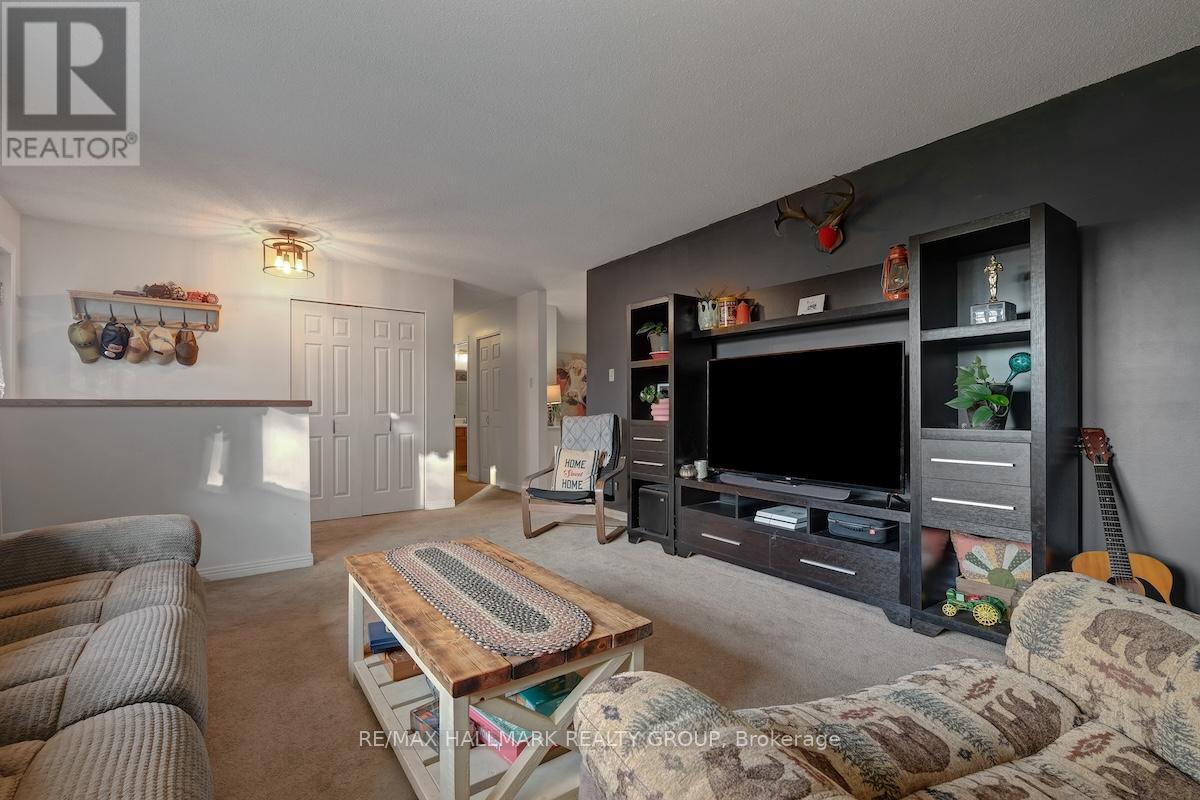 20 Hilltop Crescent S