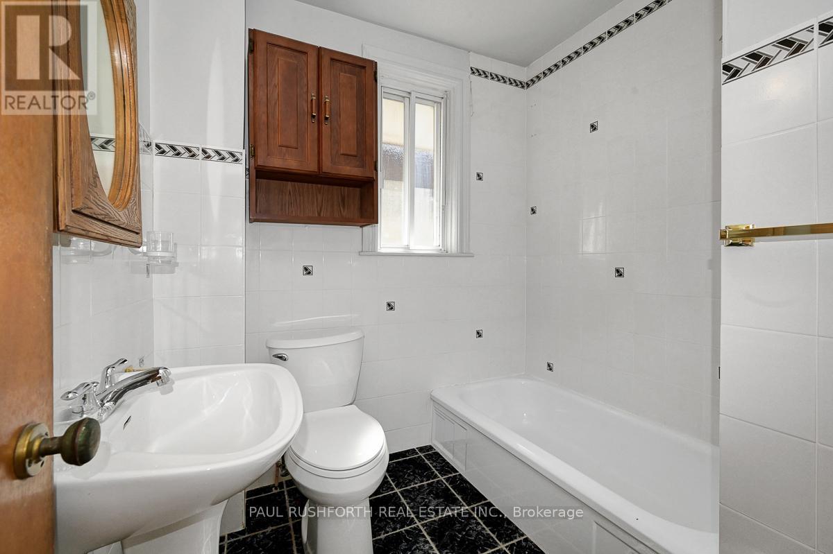 36 Champagne Avenue S