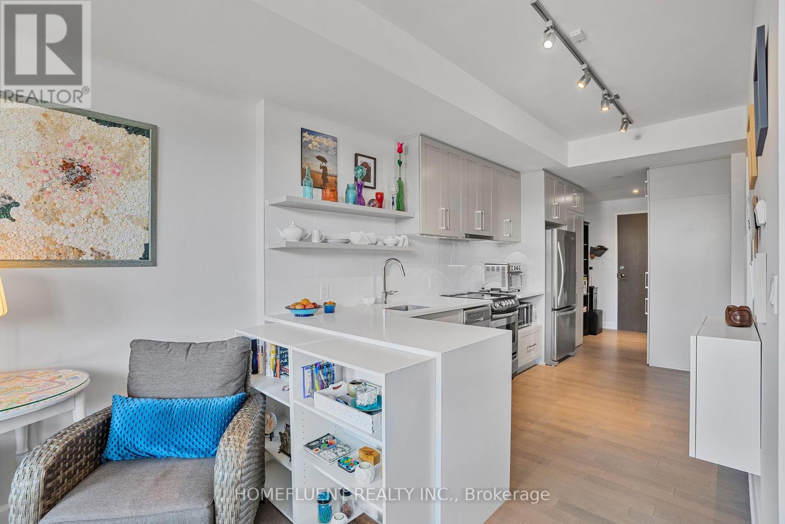 305 - 10 Rosemount Avenue