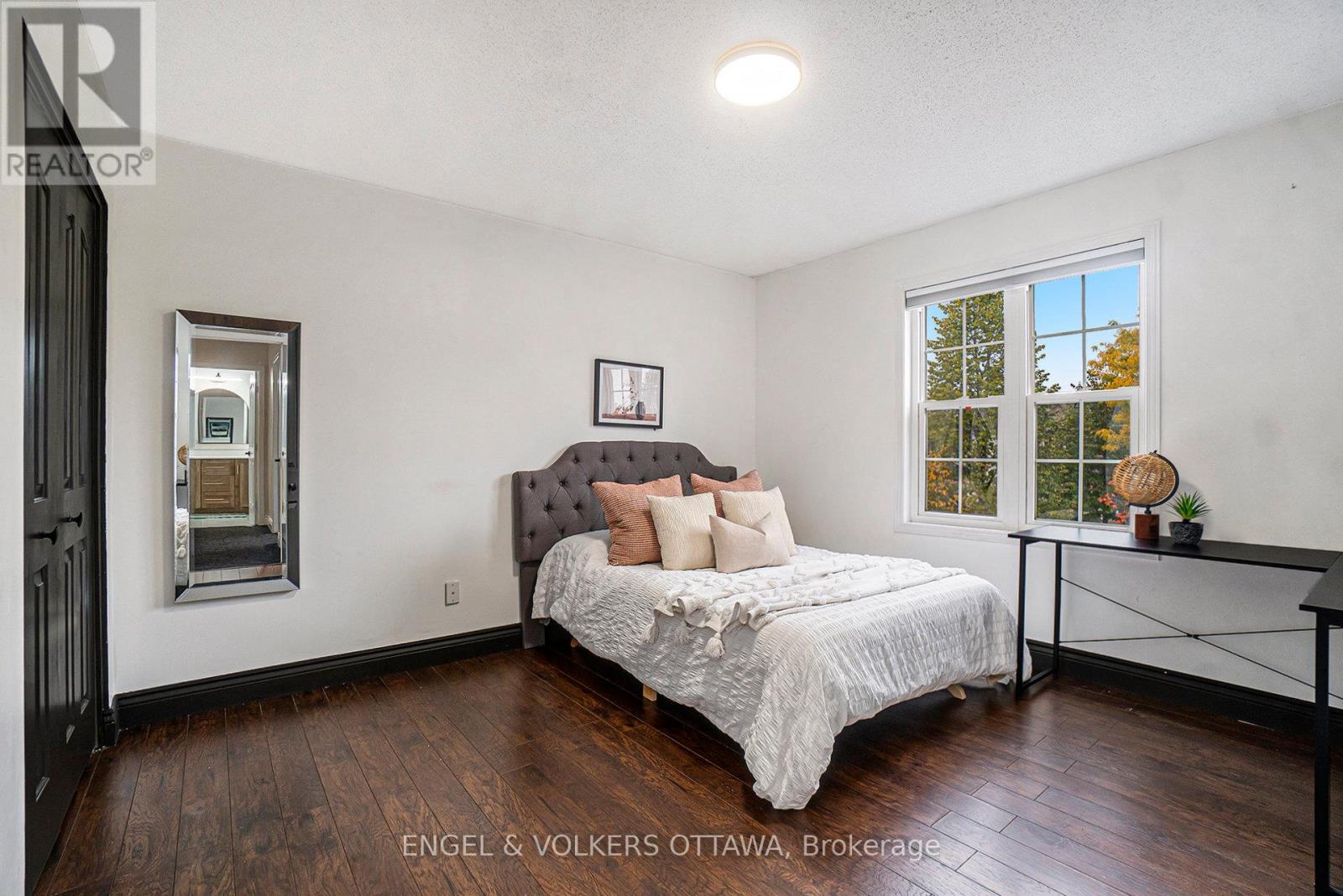 2399 Glandriel Crescent
