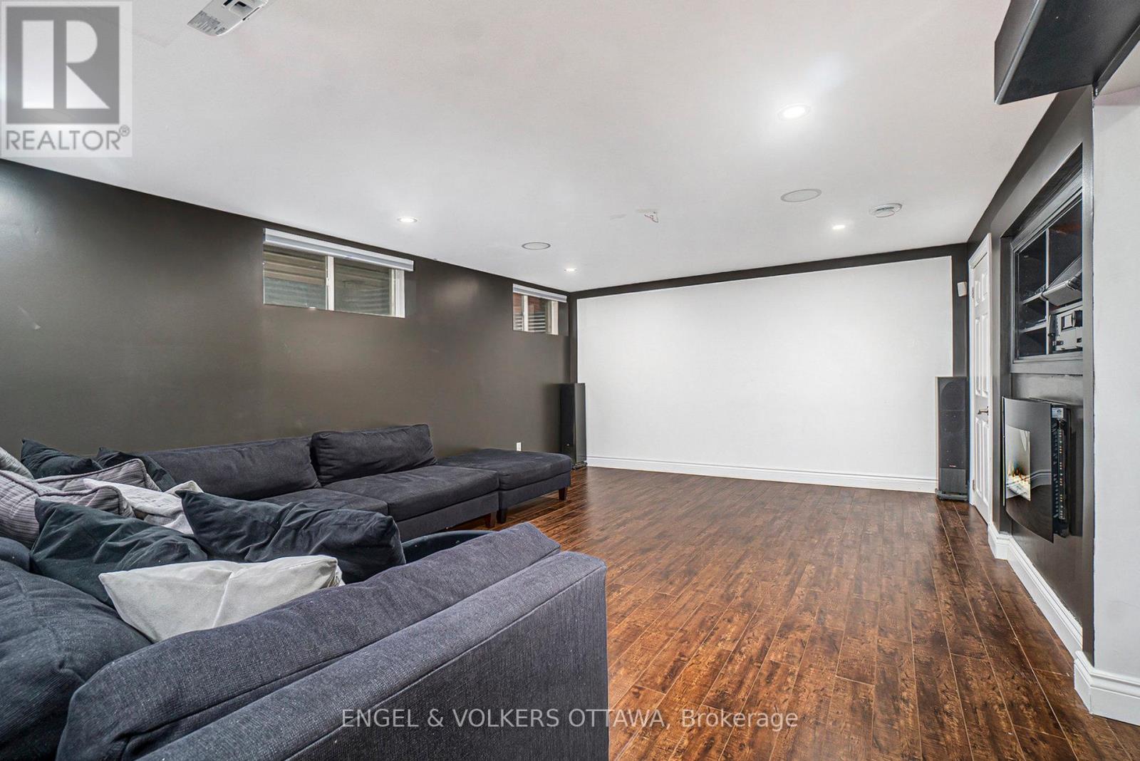 2399 Glandriel Crescent