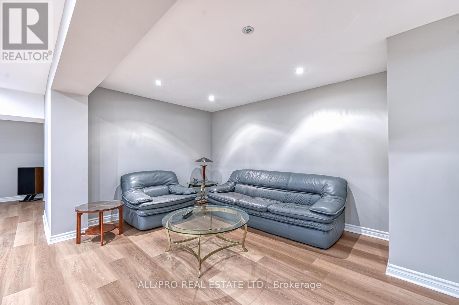 1238 Tintern Drive W