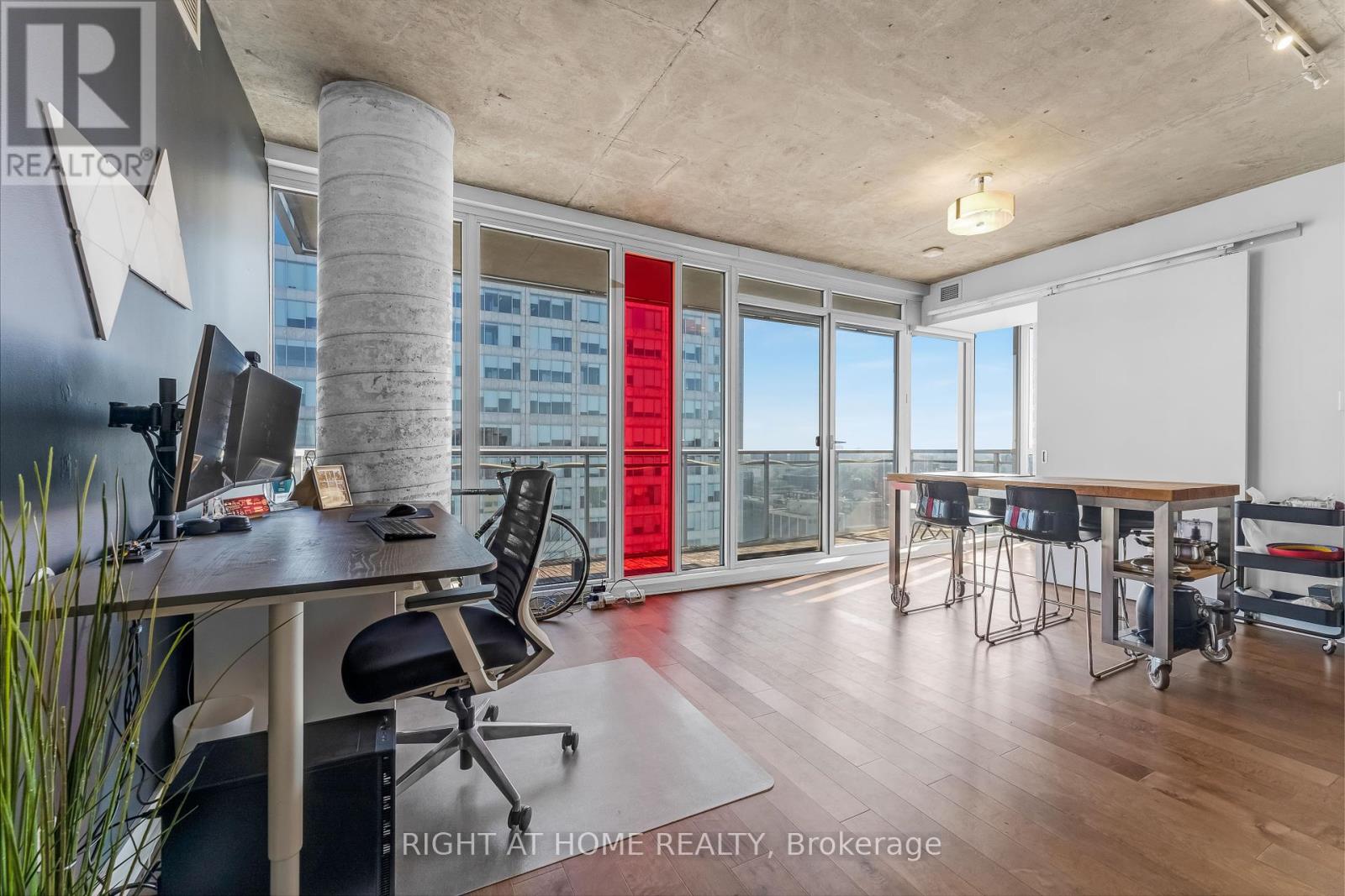 2010 - 324 Laurier Avenue W