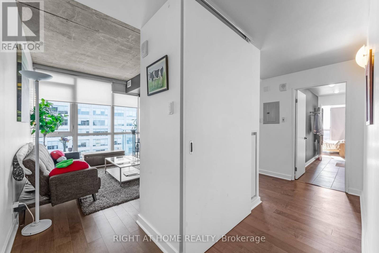 2010 - 324 Laurier Avenue W