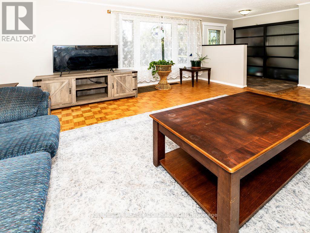 1324 Rainbow Crescent