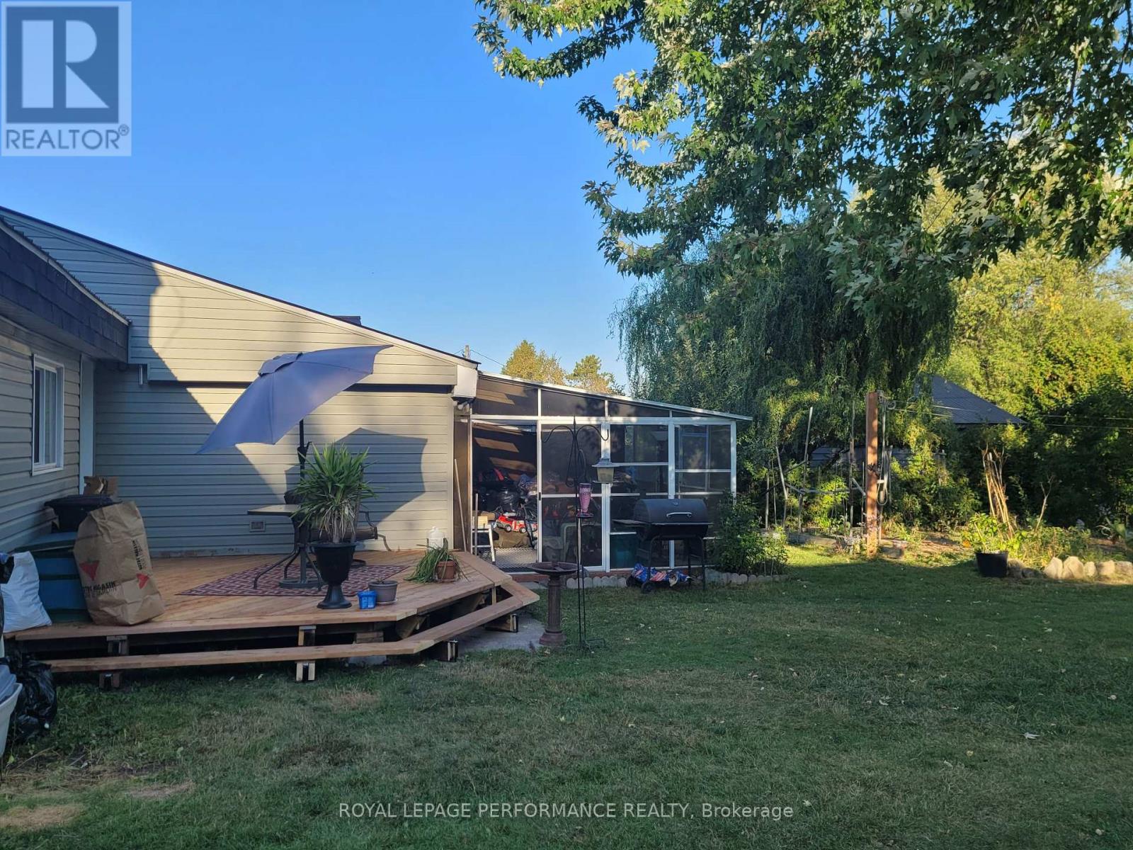 975 Queen Street