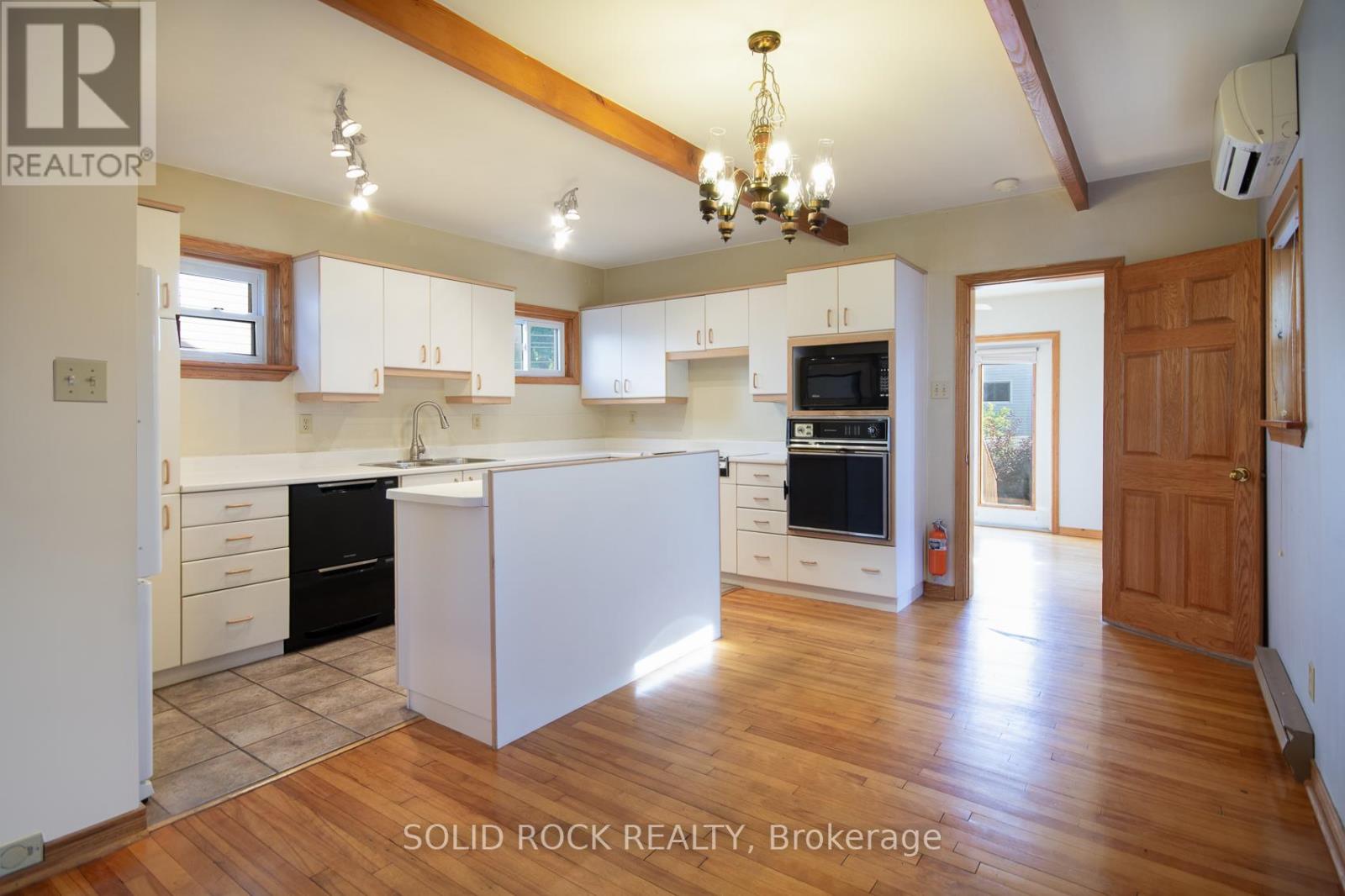 25 Champagne Avenue S