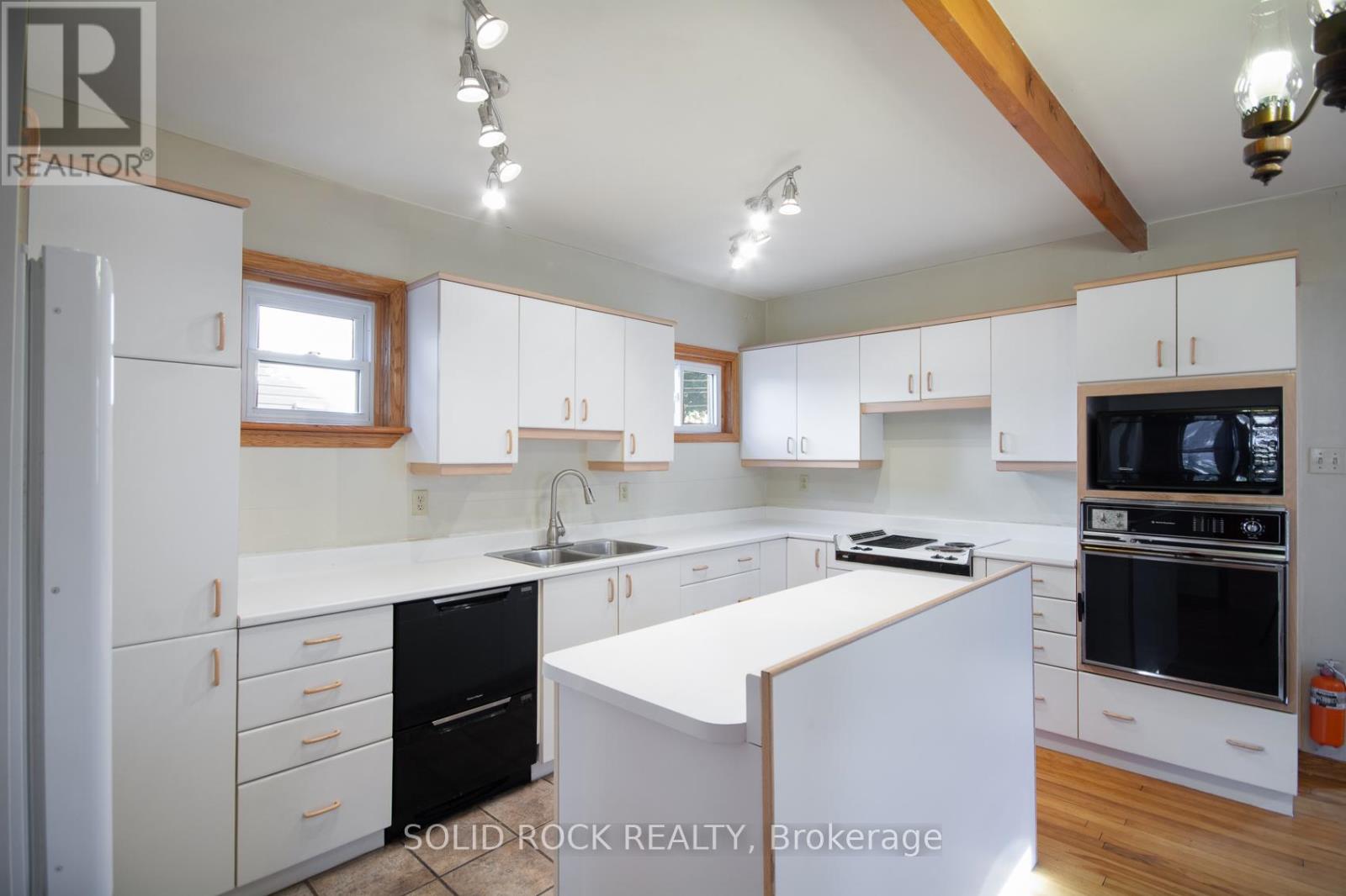 25 Champagne Avenue S