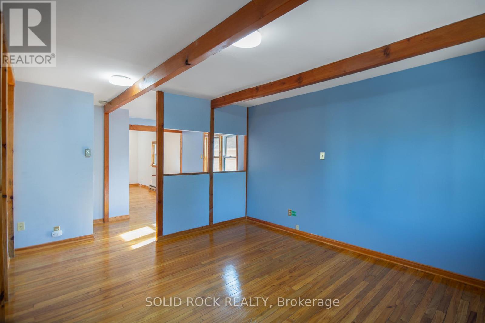 25 Champagne Avenue S