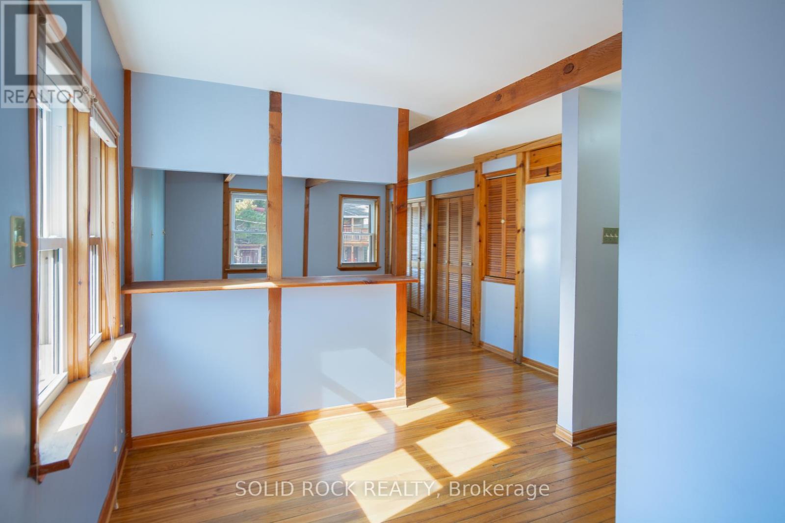 25 Champagne Avenue S