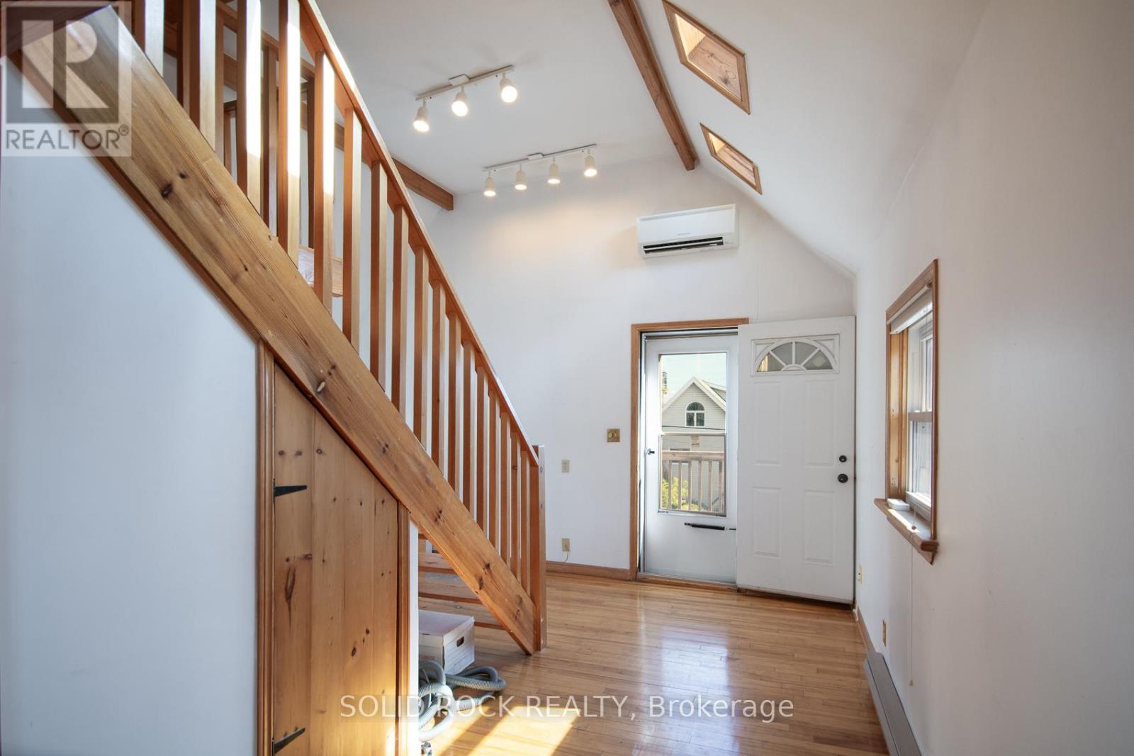 25 Champagne Avenue S