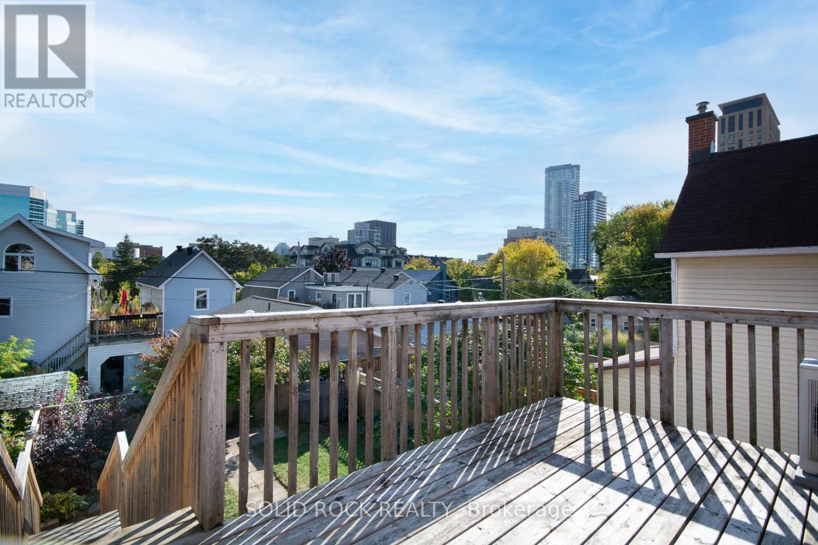 25 Champagne Avenue S