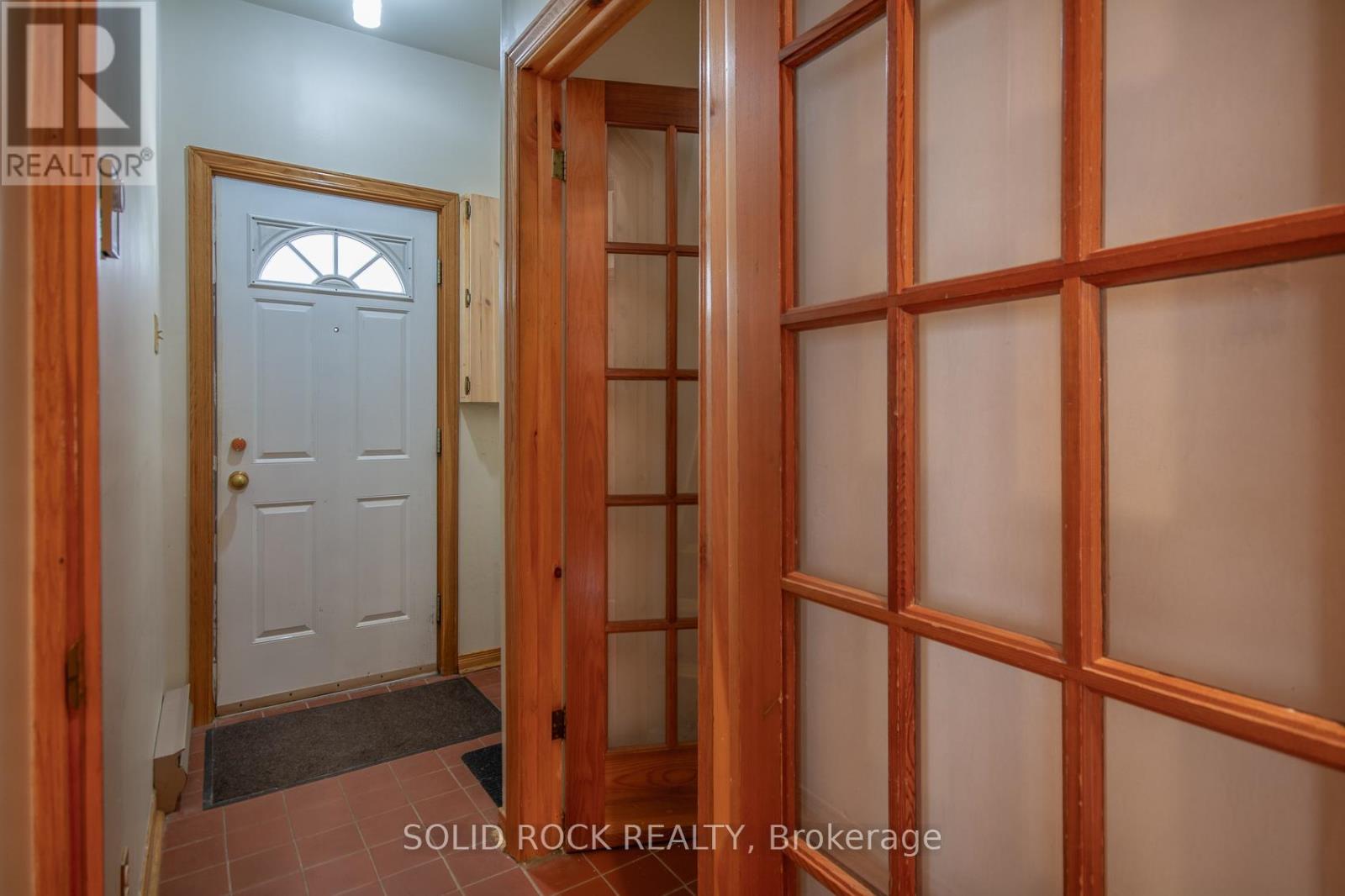 25 Champagne Avenue S