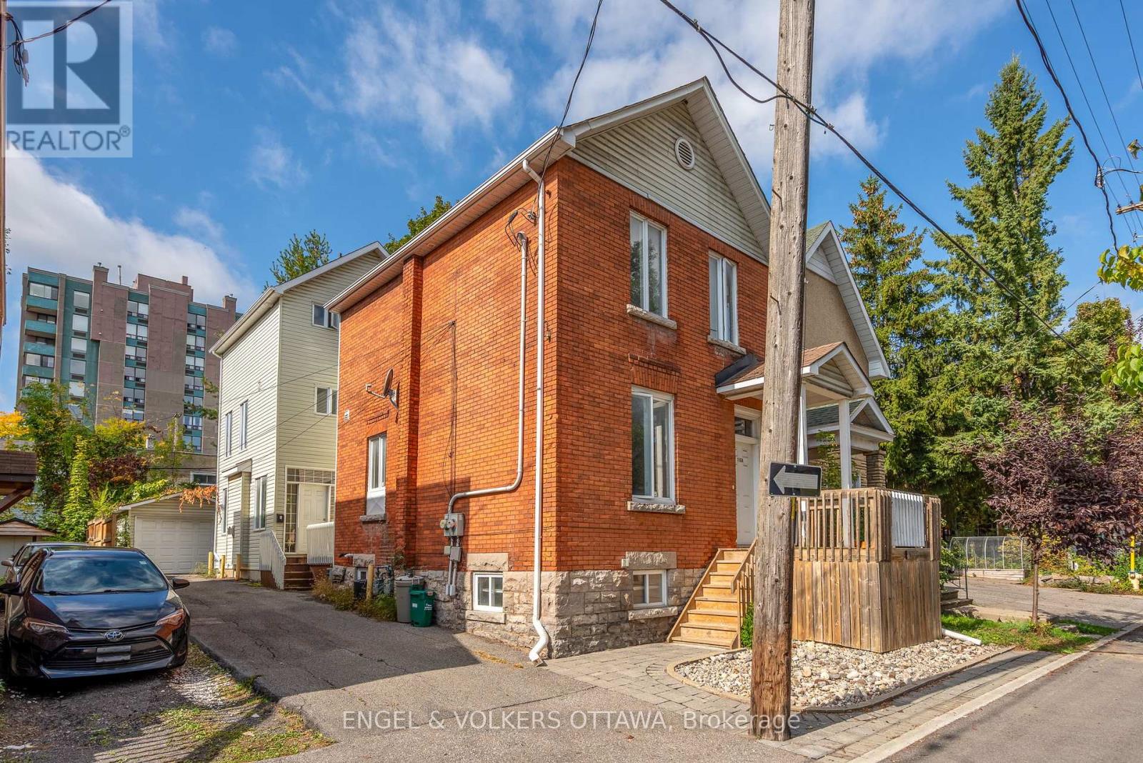 A & B - 116 Cambridge Street N
