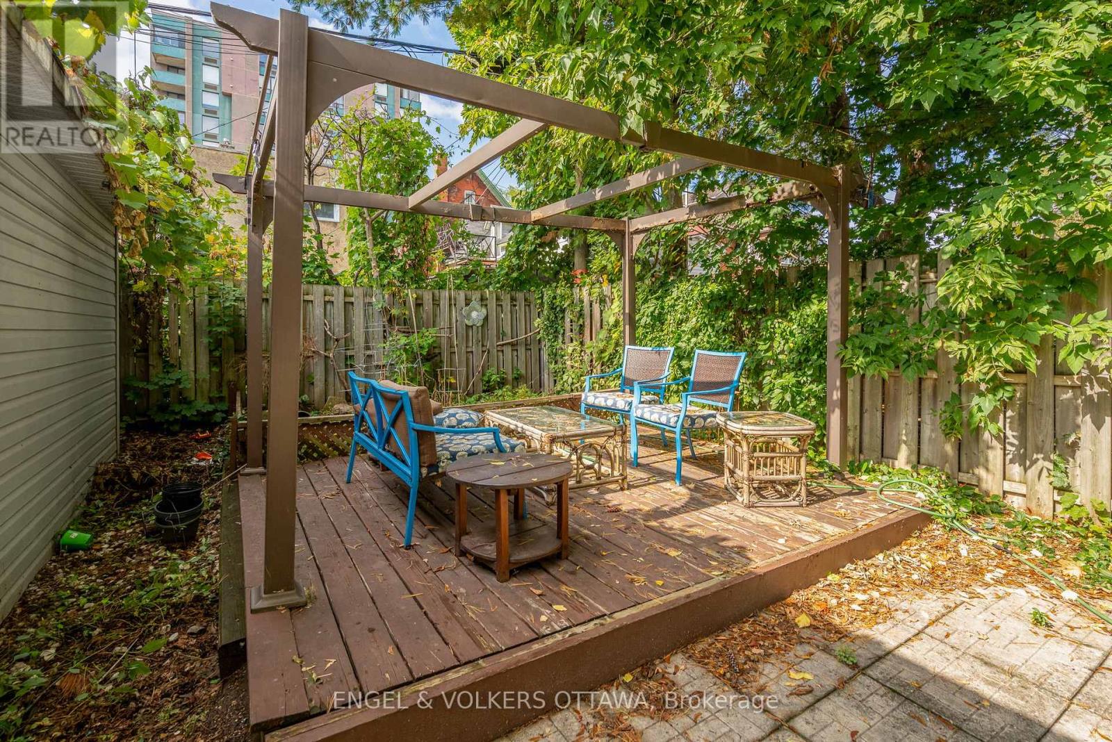 A & B - 116 Cambridge Street N
