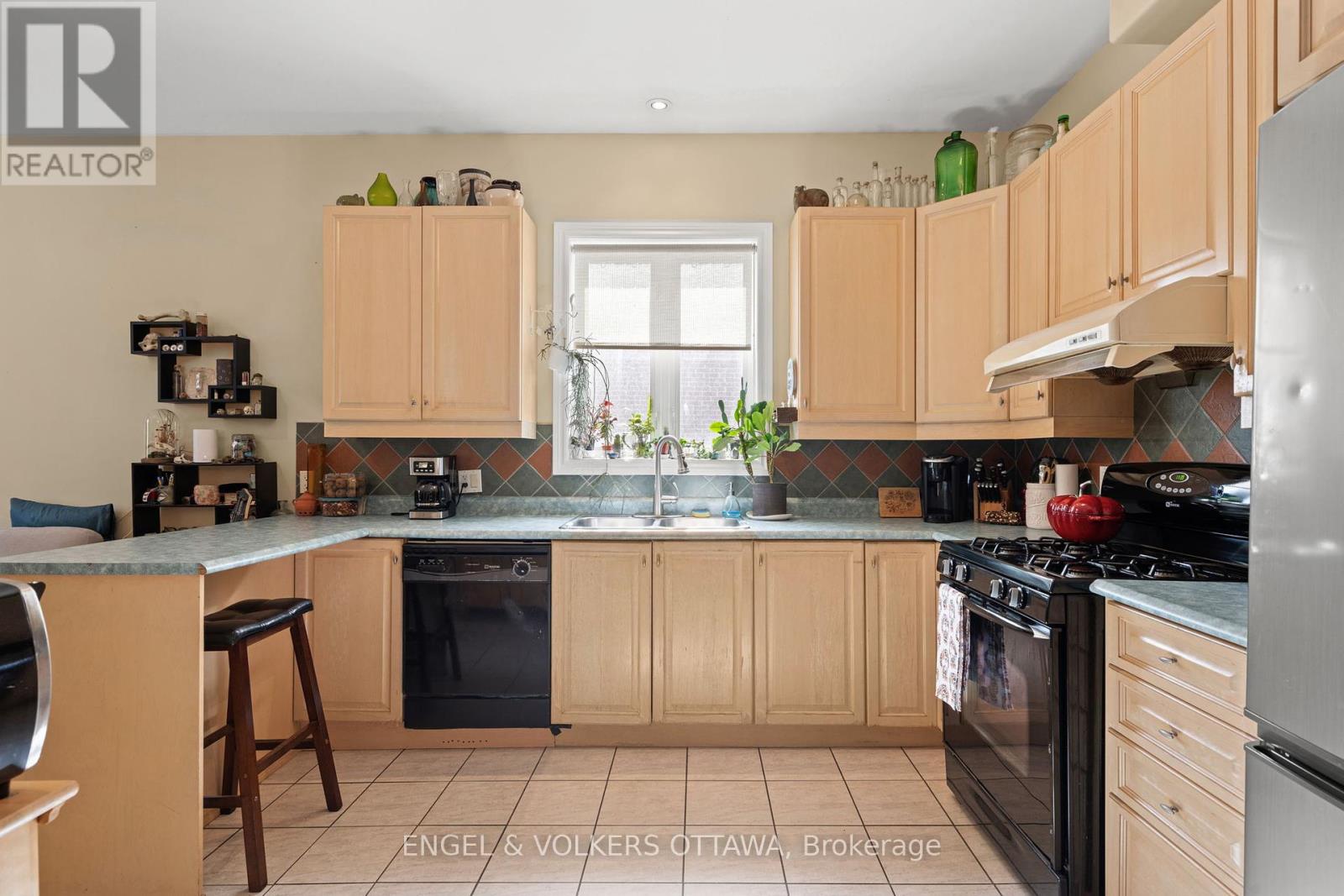A & B - 116 Cambridge Street N