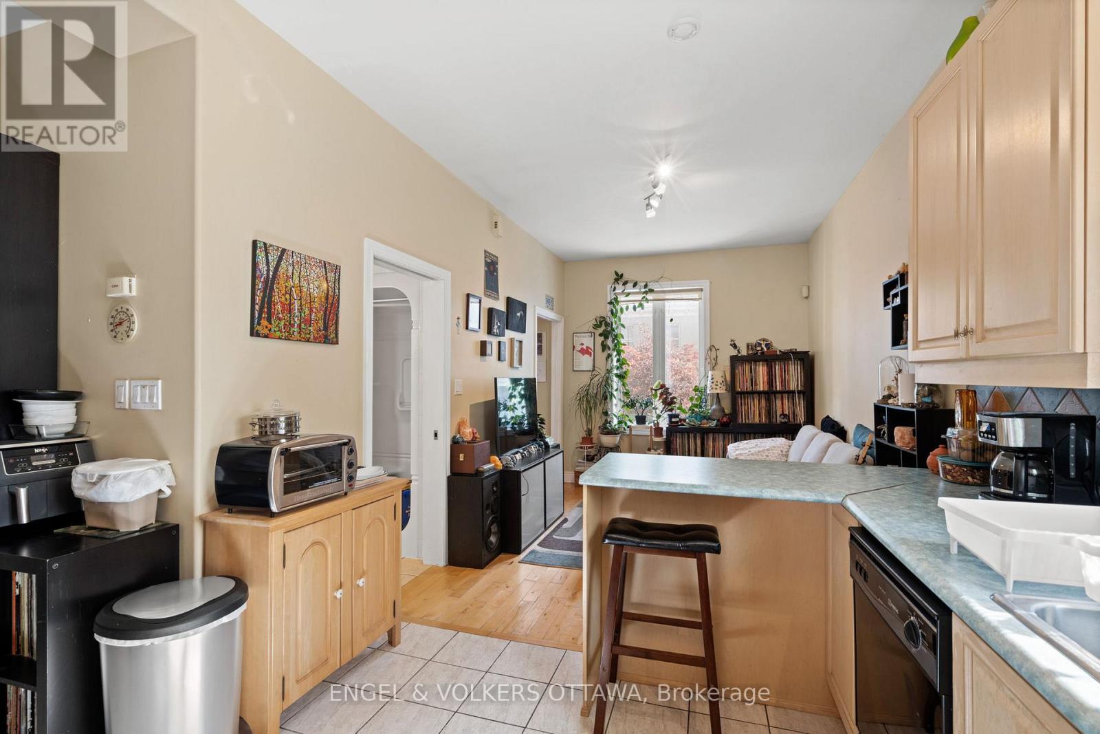 A & B - 116 Cambridge Street N