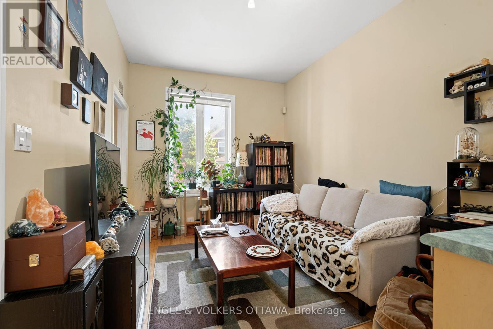 A & B - 116 Cambridge Street N