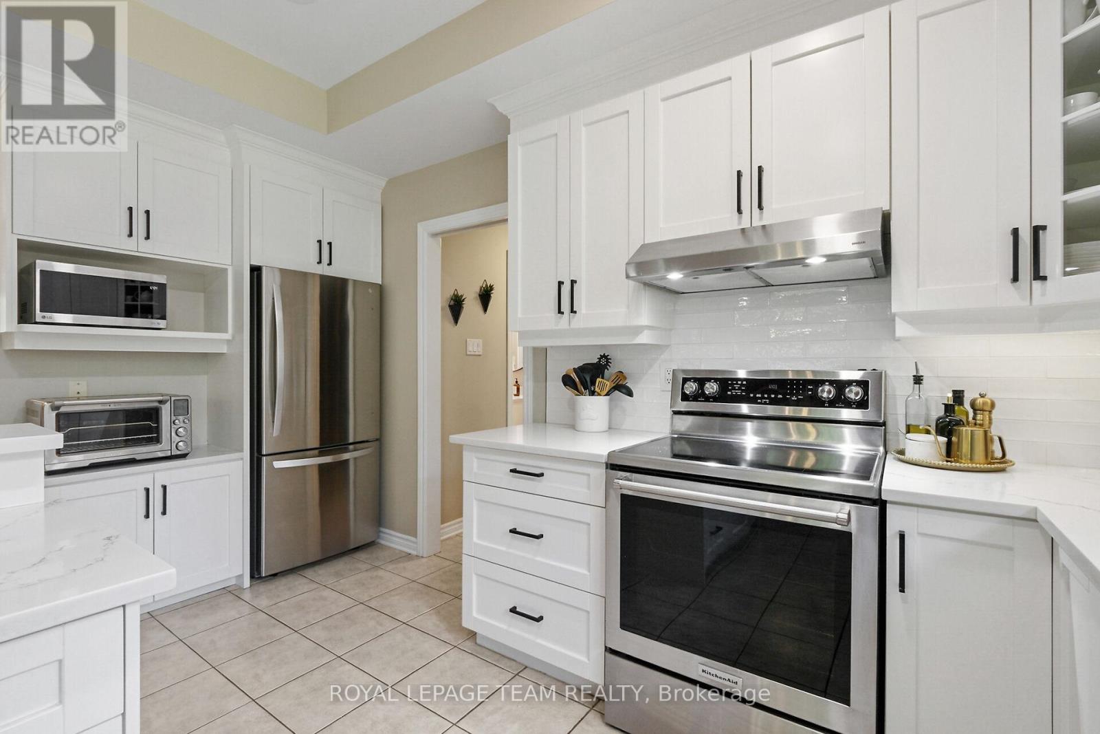 2893 Barlow Crescent