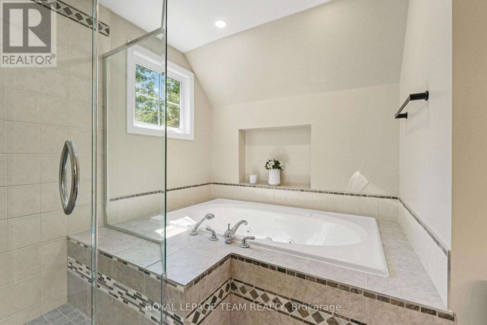 2893 Barlow Crescent